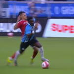 Bernabei é expulso no 1º tempo e deixa Inter com um a menos na final do Gauchão
