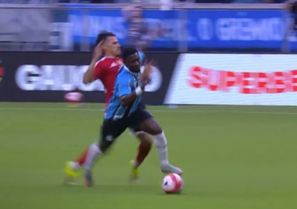 Bernabei faz falta em Amuzu, em jogo válido pela final do Campeonato Gaúcho