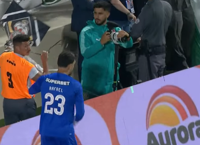 Pipa do Corinthians sobrevoa Arena Barueri e paralisa Palmeiras x São Paulo