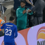 Pipa do Corinthians sobrevoa Arena Barueri e paralisa Palmeiras x São Paulo