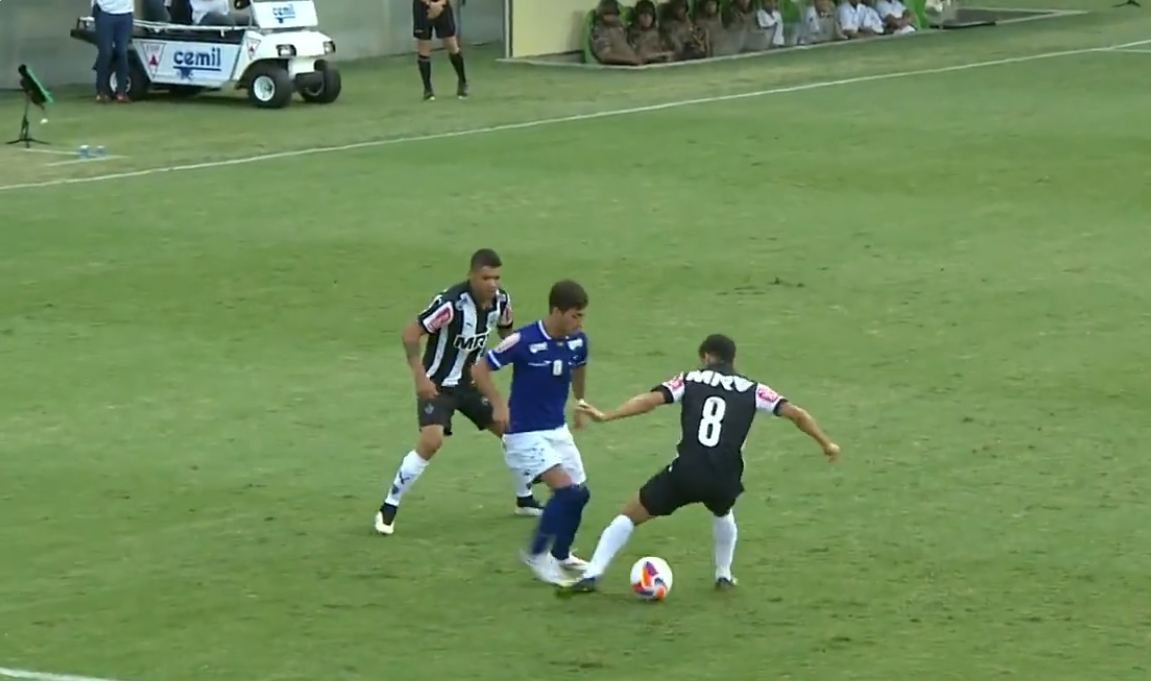 Multicampeão pelo Atlético reage à caneta sofrida de Arrascaeta: ‘Não perdia clássico’