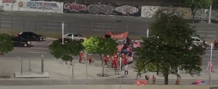 Torcida do Flamengo em protesto contra a equipe na chegada ao Maracanã