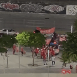 Torcida do Flamengo protesta em chegada de ônibus da delegação
