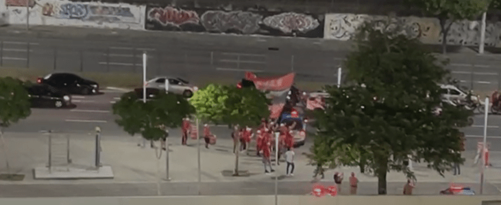 Torcida do Flamengo em protesto contra a equipe na chegada ao Maracanã