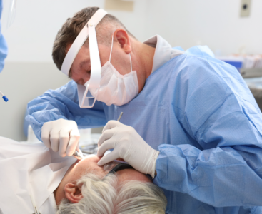 O objetivo é melhorar a mastigação e a fala de quem perdeu os dentes, além de devolver o sorriso e a autoestima da população.