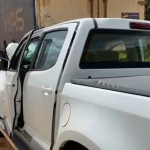 Idoso fica gravemente ferido em colisão entre caminhonete e carreta