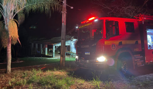 Os militares usaram mangueiras de alta pressão para controlar o fogo rapidamente.