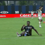 Defensor do Mushuc Runa quebra perna de atacante do Del Valle em cena assustadora