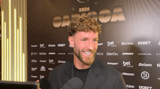 Léo Pereira na premiação do Cariocão