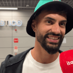 De volta ao América, Mastriani é recepcionado por torcedores em desembarque