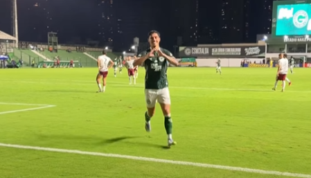 Cadu celebra gol pelo Goiás