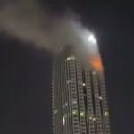 Ataque com drone atinge torre em Dubai; petróleo dispara após tensão no Golfo