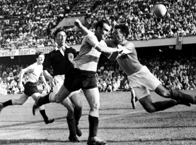Óscar Míguez durante jogo do Uruguai na Copa do Mundo de 1954