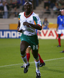 Papa Bouba Diop durante jogo da Seleção Senegalesa