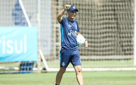 Luis Castro durante treino do Grêmio em 2026