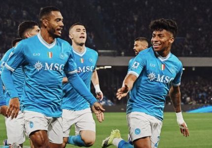 Alisson dos Santos comemora gol com os companheiros de Napoli