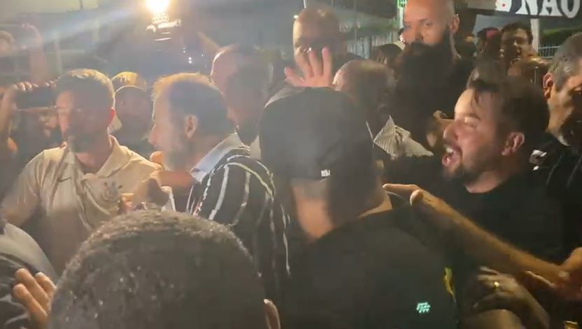 Augusto Melo faz festa com torcida do Corinthians por suspensão de votação de impeachment