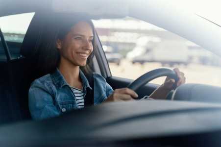 Retrato de mulher seu carro
