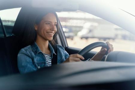 Retrato de mulher seu carro