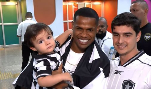 Júnior Santos, do Botafogo, desembarca no Rio de Janeiro
