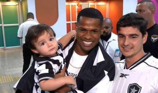 Júnior Santos, do Botafogo, desembarca no Rio de Janeiro