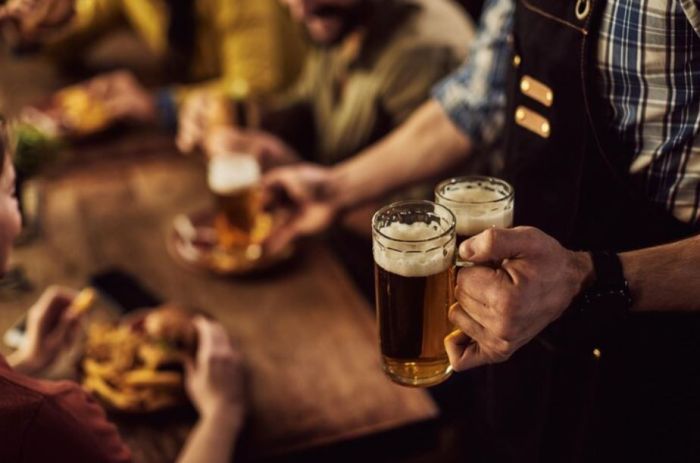 Garçom servindo mesa