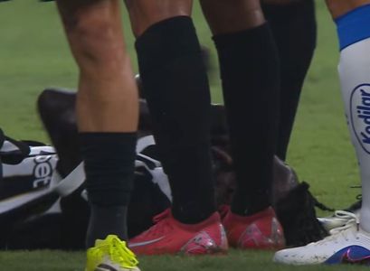 Cissé, do Atlético, chora no gramado após lance no Mineirão pela final do Mineiro