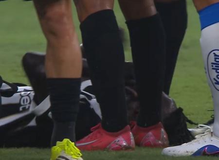 Cissé, do Atlético, chora no gramado após lance no Mineirão pela final do Mineiro