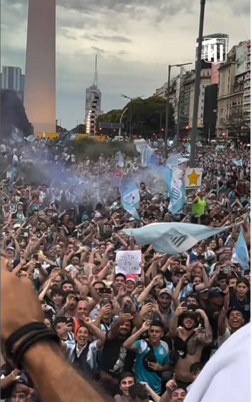 Racing é recebido por milhares de torcedores após título da Sula; veja vídeo da festa