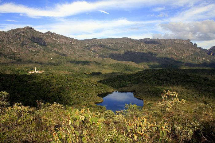 Reserva natural do Santuário do Caraça com tanque grande, mosteiro e montanha