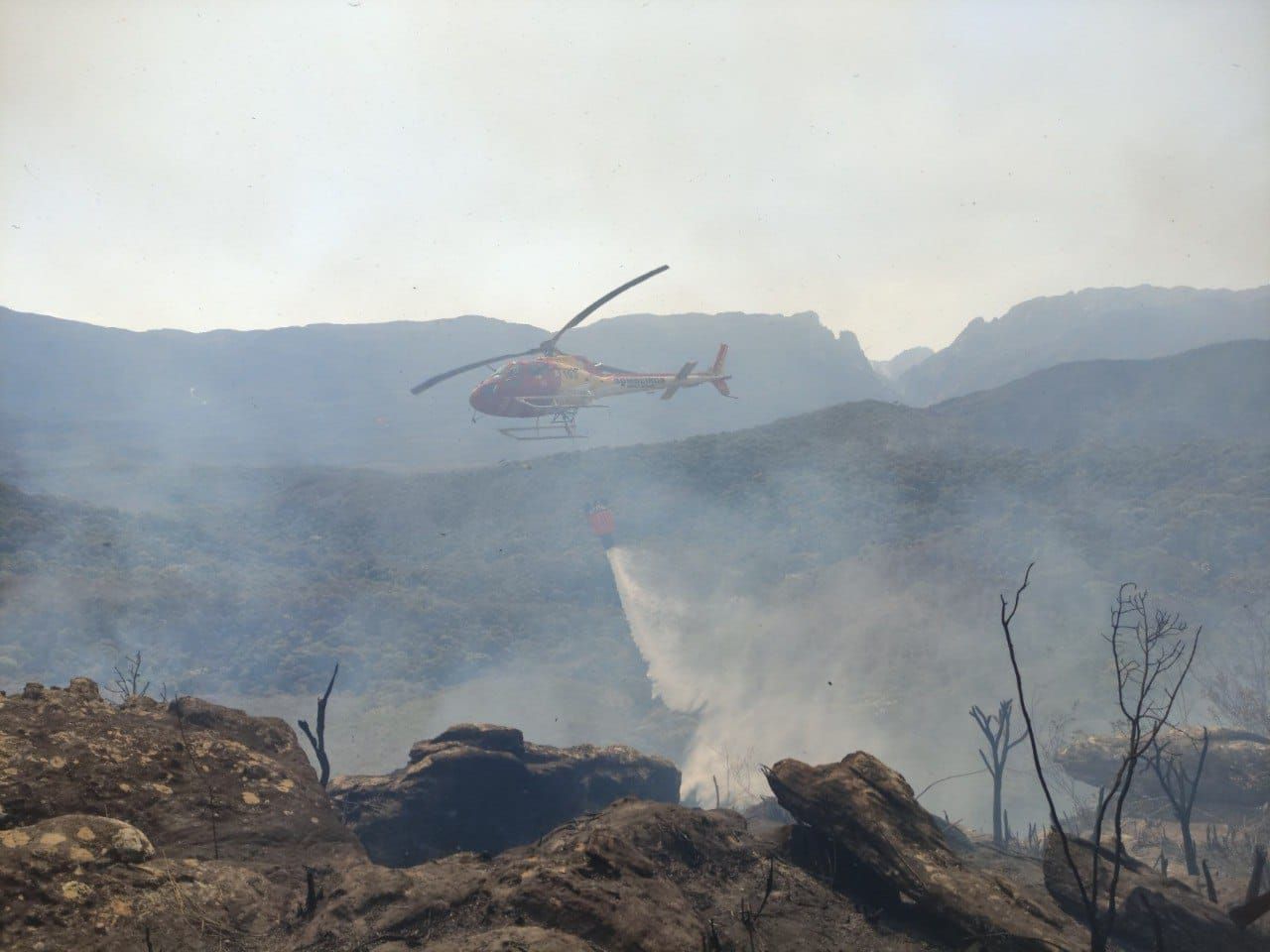 Incêndio que devasta Santuário do Caraça entra no 17º dia; bombeiros atuam em outros parques