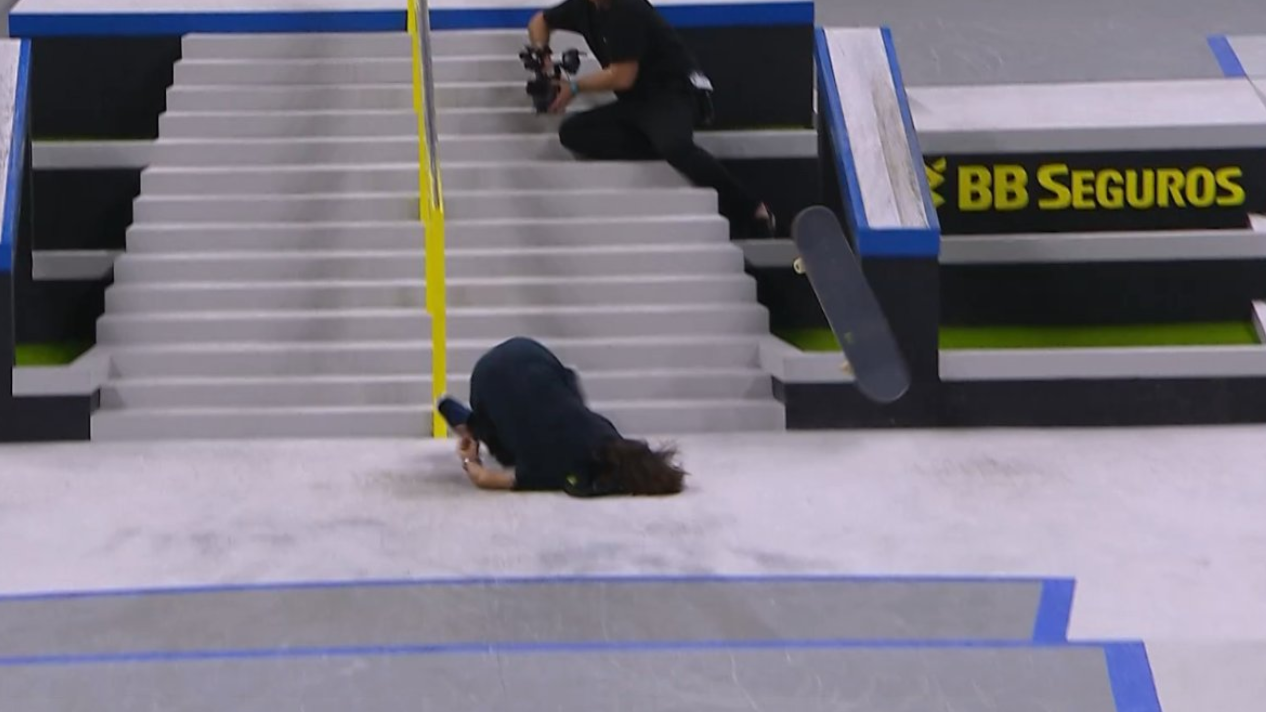 Skatista colombiano Jhank Gonzalez sai imobilizado da arena durante final da SLS; veja