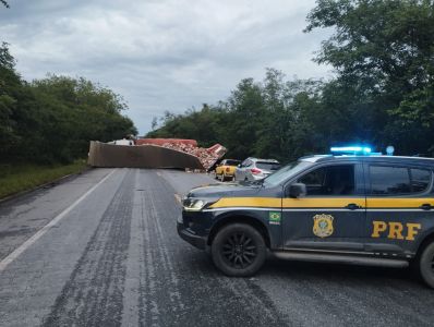Caminhão tomabdo com atuação da PRF