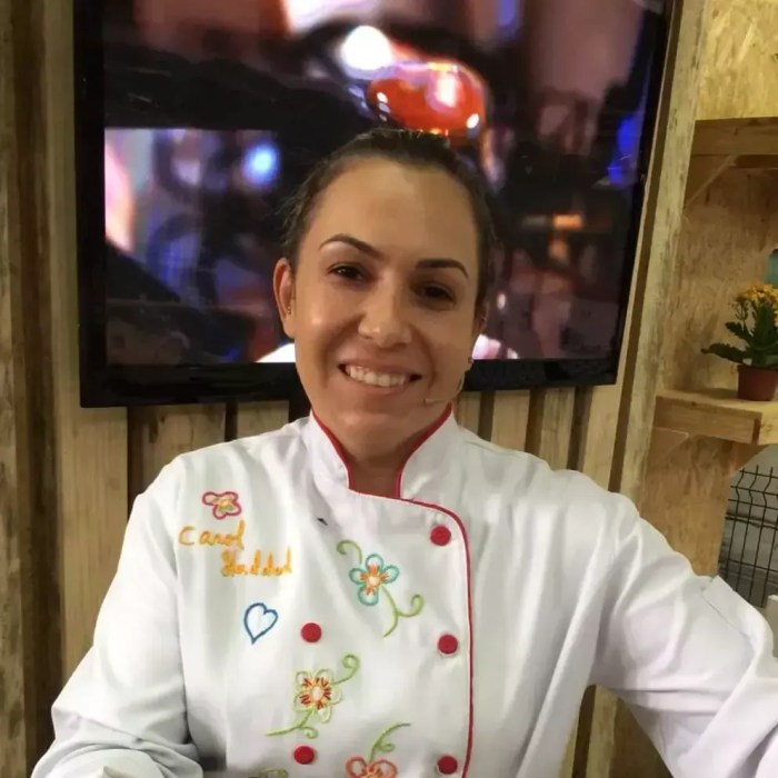 Professora de gastronomia, Carol Haddad, ensina que o recheio de farofa vai bem tanto nas aves, quanto no lombo ou peixe Professora de gastronomia, Carol Haddad, ensina que o recheio de farofa vai bem tanto nas aves, quanto no lombo ou peixe