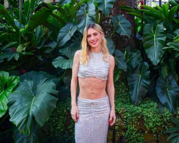 Elenco de Vale Tudo e famosos celebram aniversário de Carolina Dieckmmann