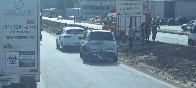 Acidente aconteceu na altura do Shopping Del Rey, durante a manhã desta sexta-feira (30).