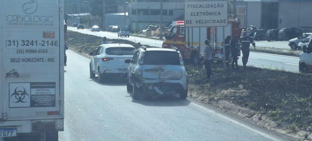 Acidente aconteceu na altura do Shopping Del Rey, durante a manhã desta sexta-feira (30).
