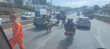 Acidente aconteceu na altura do Shopping Del Rey, durante a manhã desta sexta-feira (30).