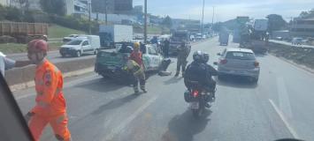 Acidente aconteceu na altura do Shopping Del Rey, durante a manhã desta sexta-feira (30).
