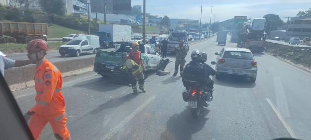 Acidente aconteceu na altura do Shopping Del Rey, durante a manhã desta sexta-feira (30).