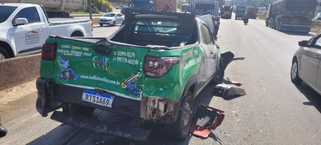 Carreta arrasta carro e provoca congestionamento quilométrico no Anel Rodoviário de BH.