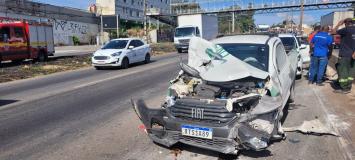 Carreta arrasta carro e provoca congestionamento quilométrico no Anel Rodoviário de BH.