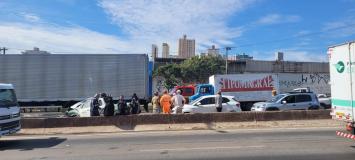 Carreta arrasta carro e provoca congestionamento quilométrico no Anel Rodoviário de BH.