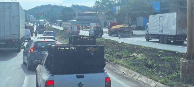 Acidente aconteceu na altura do Shopping Del Rey, durante a manhã desta sexta-feira (30).