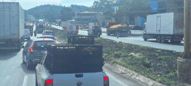 Acidente aconteceu na altura do Shopping Del Rey, durante a manhã desta sexta-feira (30).