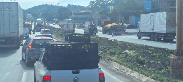 Acidente aconteceu na altura do Shopping Del Rey, durante a manhã desta sexta-feira (30).