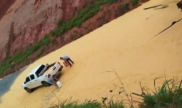 Homens aparecem saqueando carga que tombou na BR-262, próximo à São Domingos do Prata.