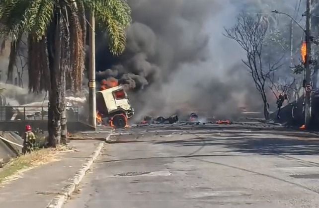 Carreta com oxigênio pega fogo em Vespasiano; moradores relatam explosão.