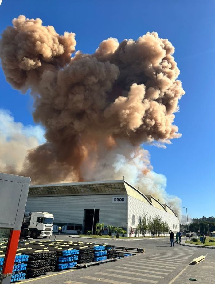 Em imagens enviadas à Itatiaia, é possível ver uma grande nuvem de fumaça de diversos pontos da cidade.