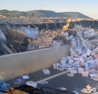 Livros didáticos interditaram parcialmente a pista após o tombamento